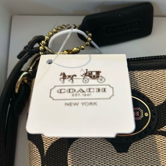 COACH New in Box Wristlet - Picture 5 of 8